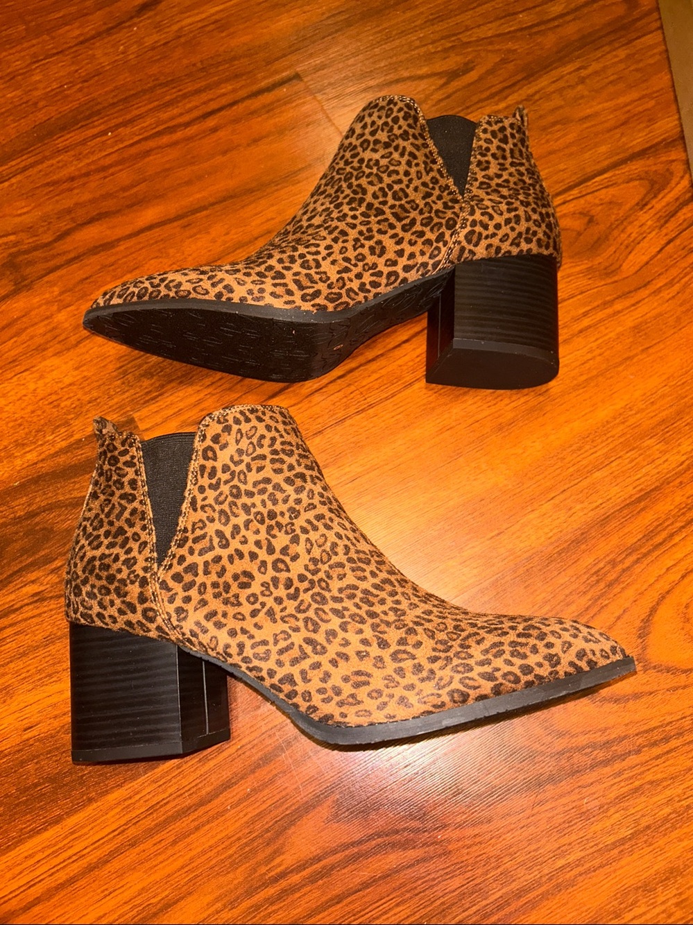 NIB Melrose Ave Los Angeles Pointed Toe Chelsea Block Heel Booties sz 9